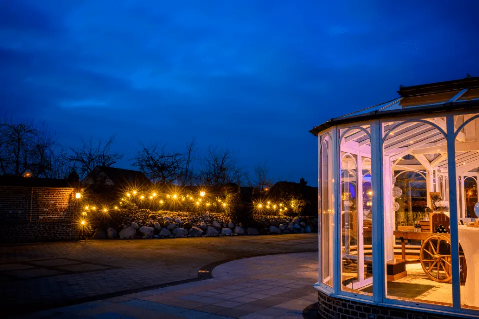 Feestzaal 't Rietlaer — orangerie bij avond